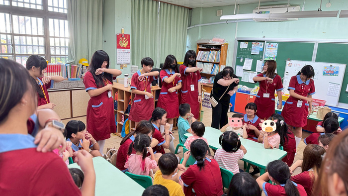 敏惠幼保科師生與重溪國小附幼的孩童互動