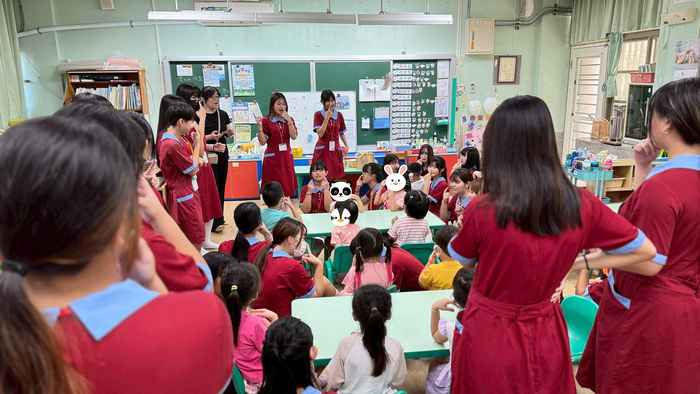 敏惠幼保科師生與重溪國小附幼的孩童互動