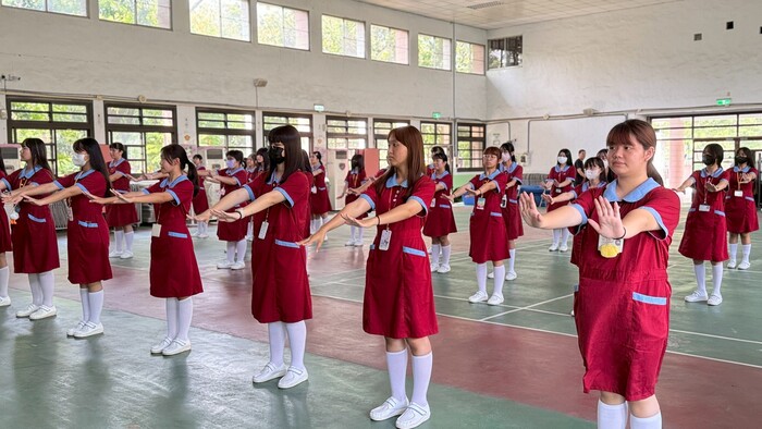 敏惠幼保科學生練習護眼操