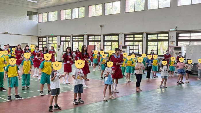敏惠幼保科學生帶動跳興國小學童憶起做護眼操