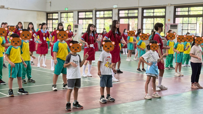 敏惠幼保科學生帶動跳興國小學童憶起做護眼操