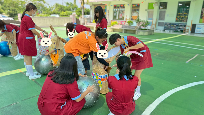 敏惠幼保科學生體驗帶欣榮幼兒園孩童完成中秋小活動