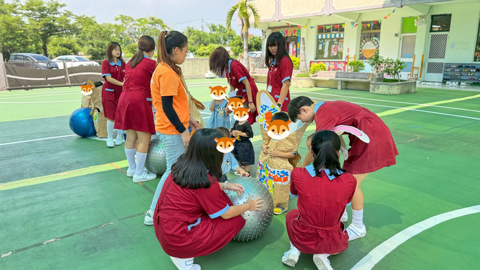 敏惠幼保科學生體驗帶欣榮幼兒園孩童完成中秋小活動